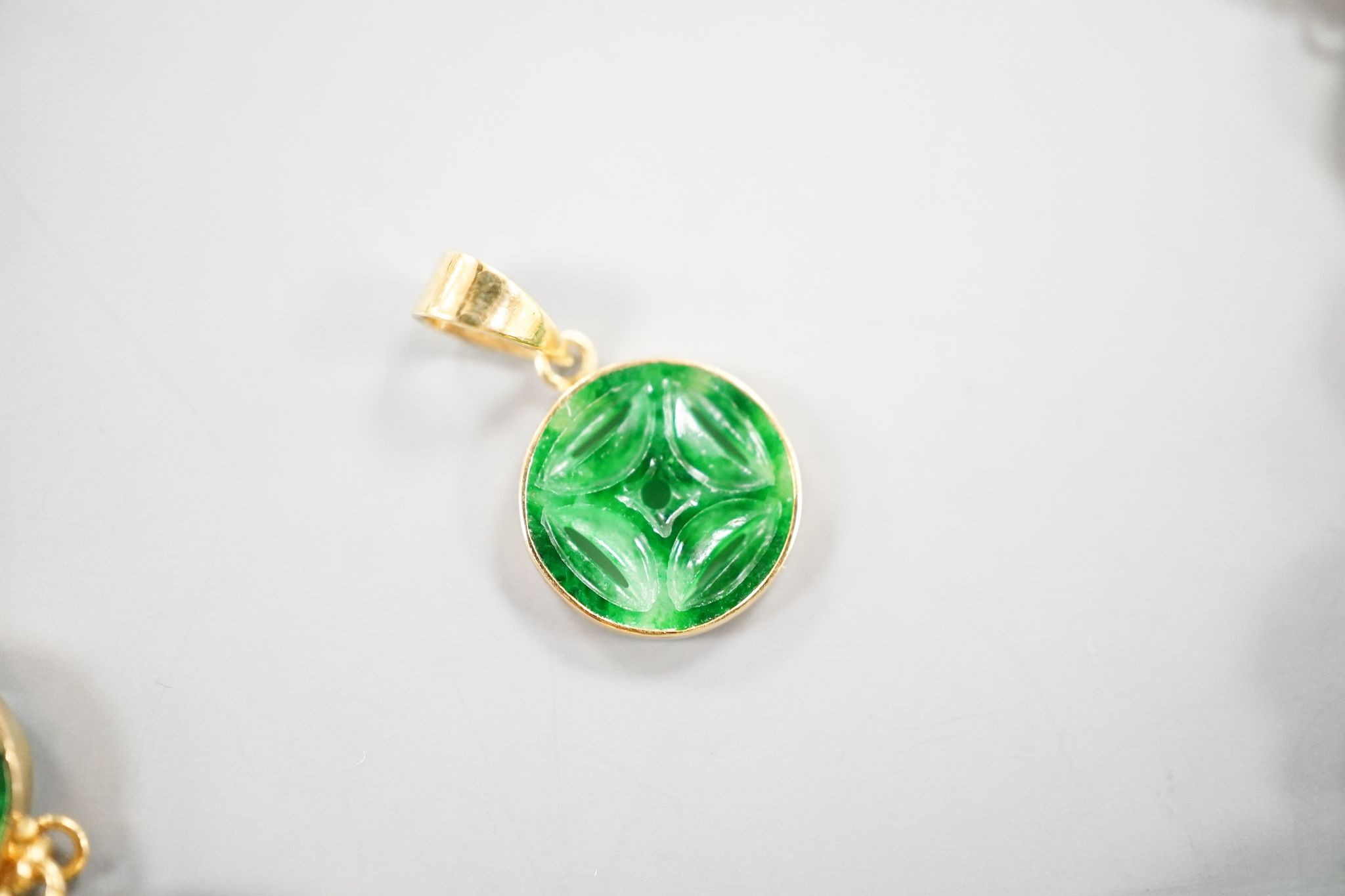 A Chinese 850 yellow metal and jade disc bracelet, 15cm and a matching small pendant, gross 9.7 grams.